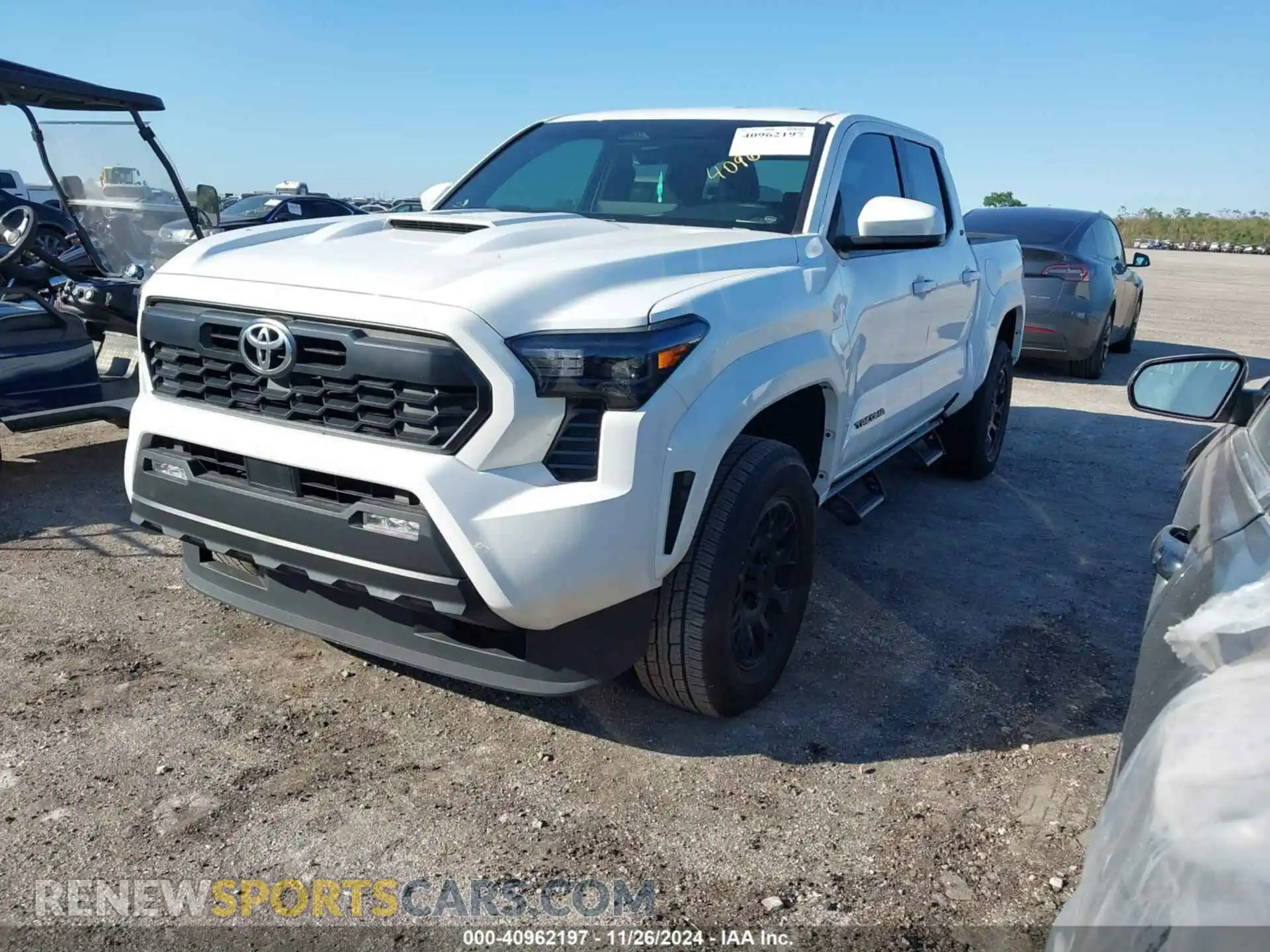 2 fotografías del automóvil dañado 3TYKB5FN3RT003833 TOYOTA TACOMA 2024