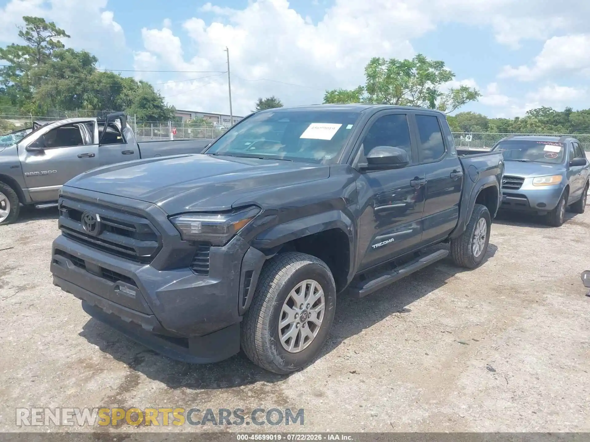 2 fotografías del automóvil dañado 3TYKB5FN4RT008569 TOYOTA TACOMA 2024