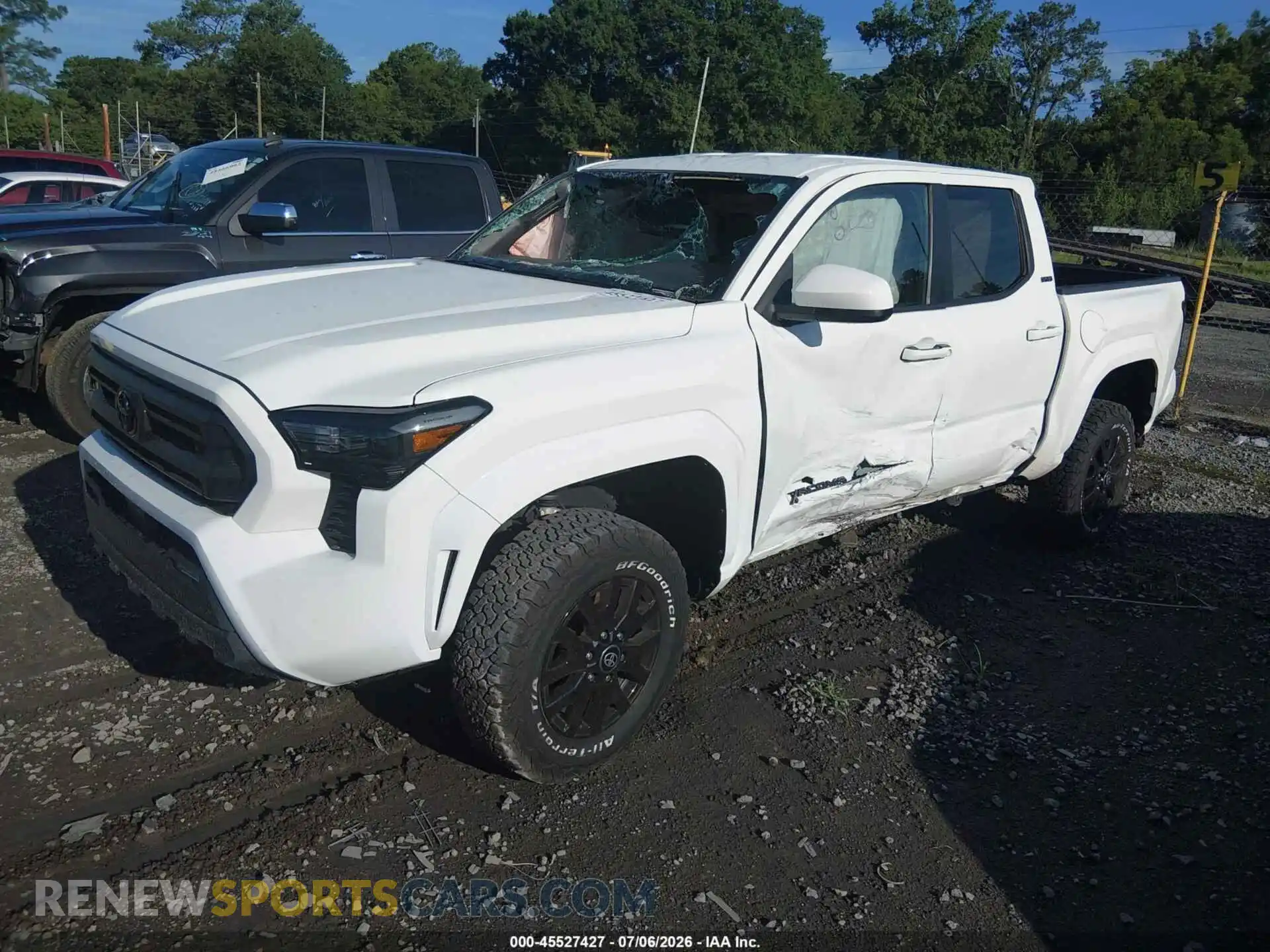 2 fotografías del automóvil dañado 3TYKB5FN8RT001477 TOYOTA TACOMA 2024