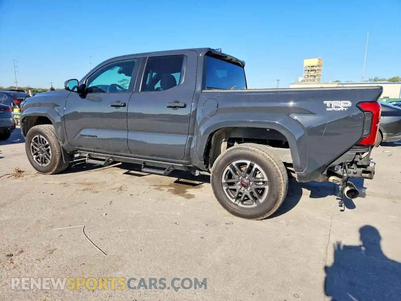2 fotografías del automóvil dañado 3TYKB5FN9RT011807 TOYOTA TACOMA 2024