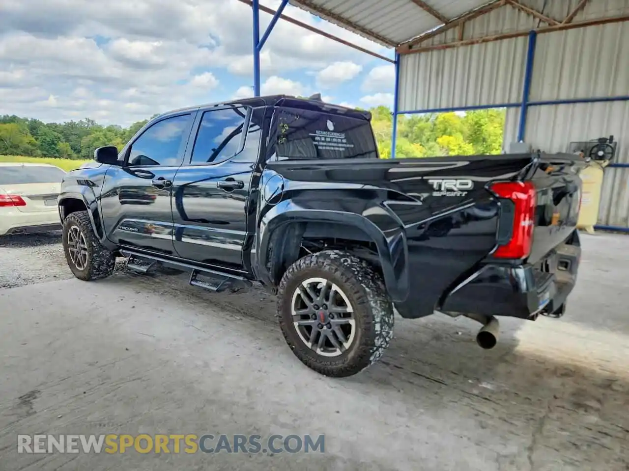 2 fotografías del automóvil dañado 3TYKB5FNXRT007345 TOYOTA TACOMA 2024