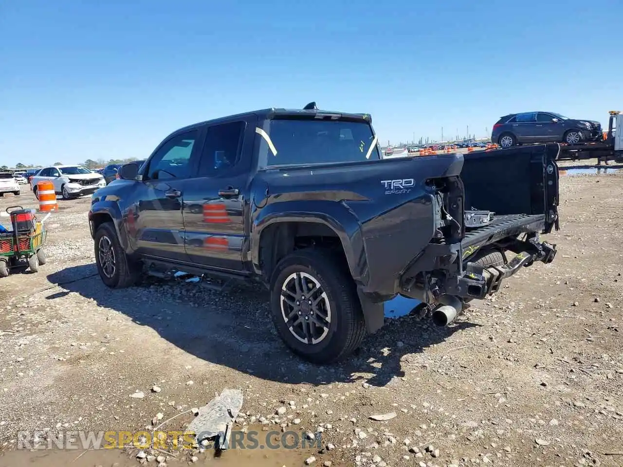 2 fotografías del automóvil dañado 3TYKB5FNXRT011850 TOYOTA TACOMA 2024
