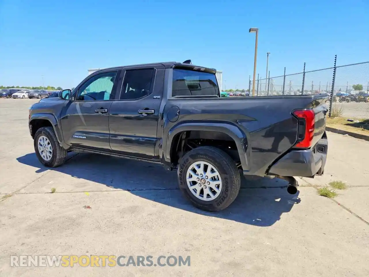 2 fotografías del automóvil dañado 3TMKB5FN5SM052677 TOYOTA TACOMA 2025