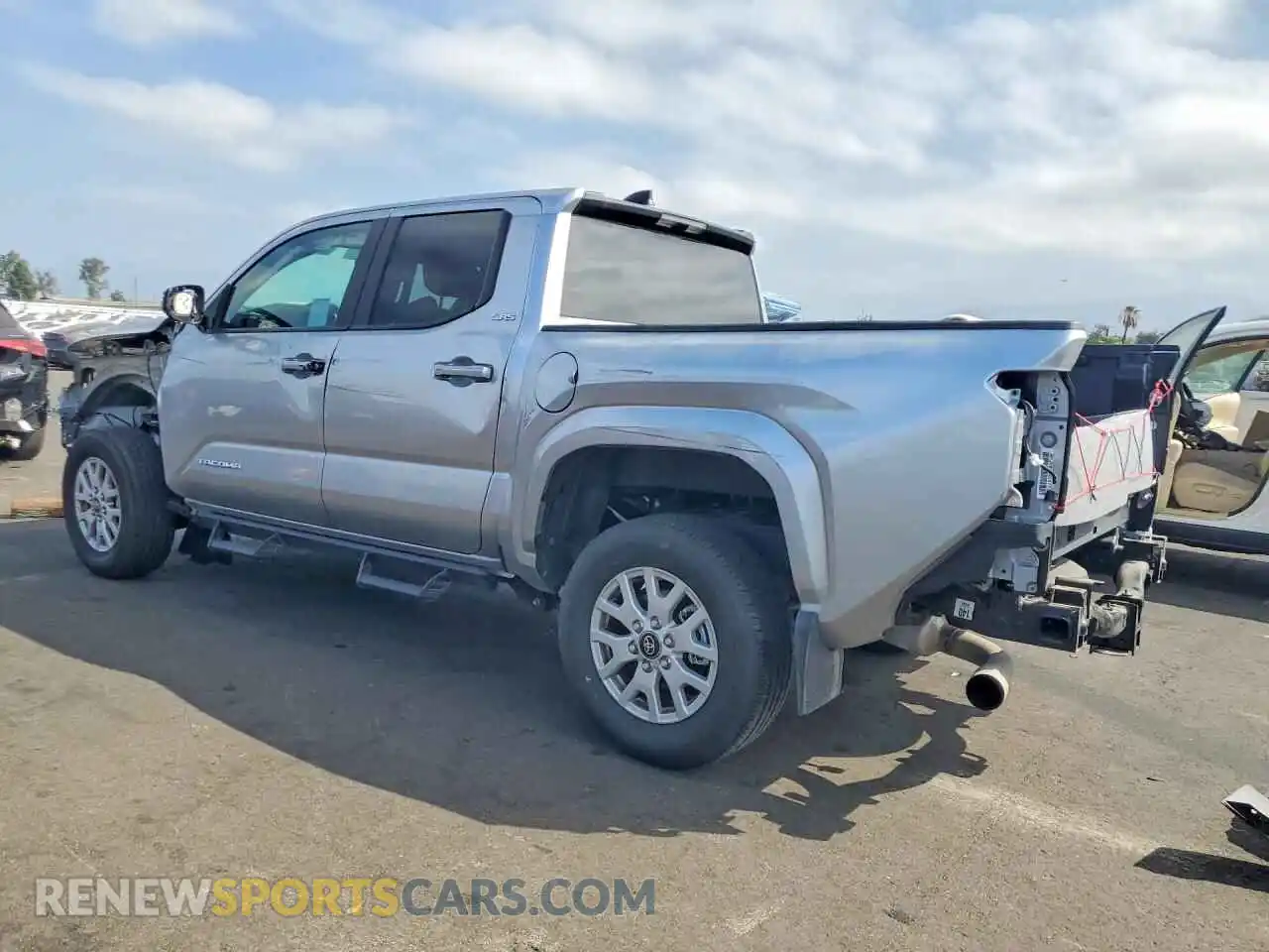 2 fotografías del automóvil dañado 3TMKB5FN7SM051658 TOYOTA TACOMA 2025
