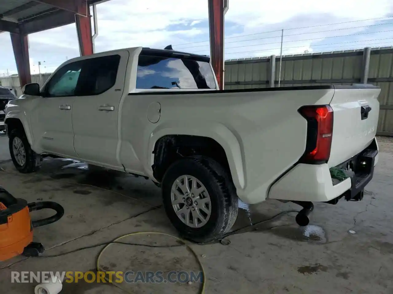 2 fotografías del automóvil dañado 3TMKB5FNXSM030383 TOYOTA TACOMA 2025