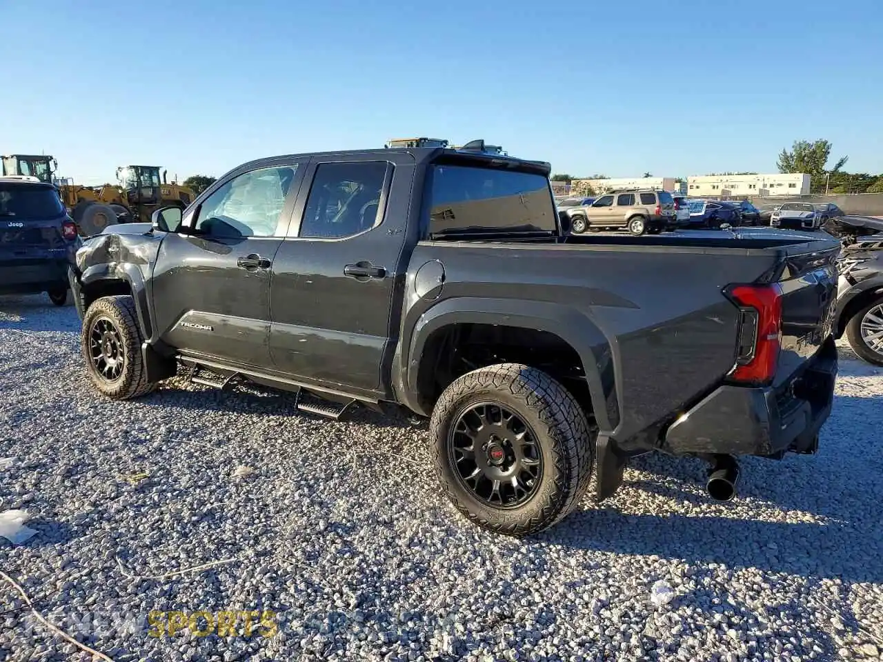 2 fotografías del automóvil dañado 3TYKB5FN2ST028633 TOYOTA TACOMA 2025