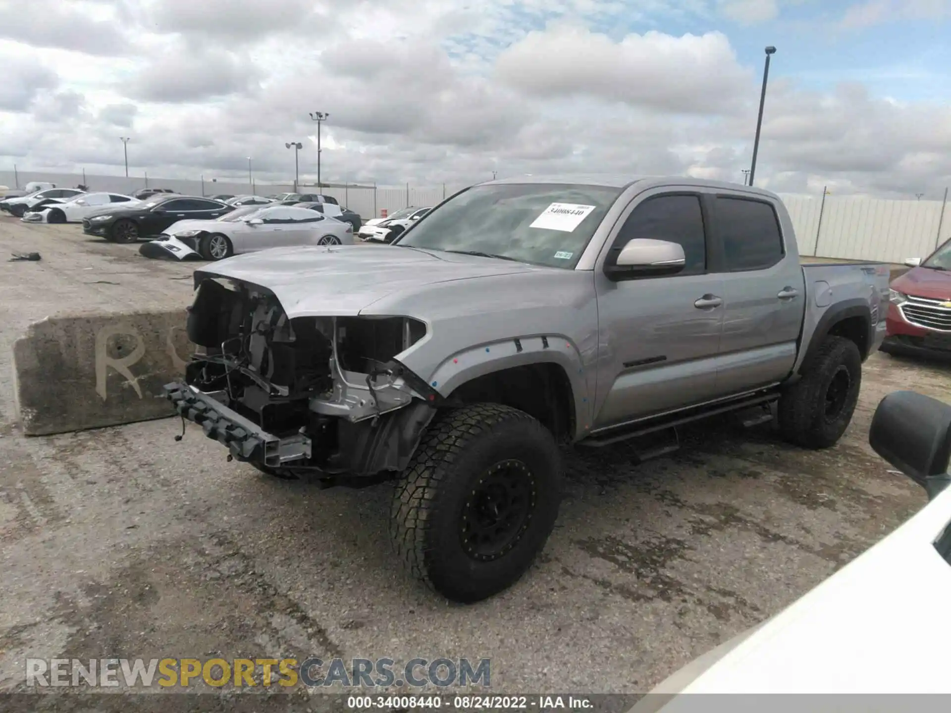 2 fotografías del automóvil dañado 5TFCZ5AN2MX277501 TOYOTA TACOMA 4WD 2021