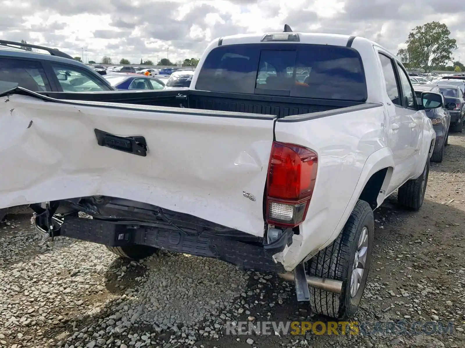 4 Photograph of a damaged car 3TMAZ5CN3KM082160 TOYOTA TACOMA DOU 2019