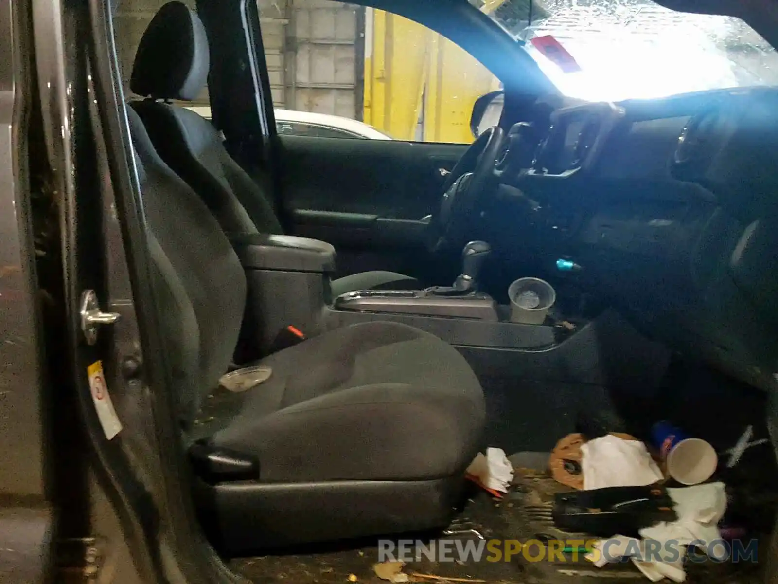 5 Photograph of a damaged car 5TFCZ5ANXKX180396 TOYOTA TACOMA DOU 2019