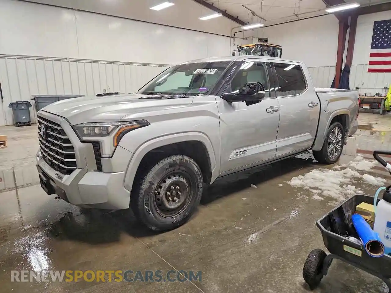 1 Photograph of a damaged car 5TFVC5DB4NX005271 TOYOTA TUNDRA 2022