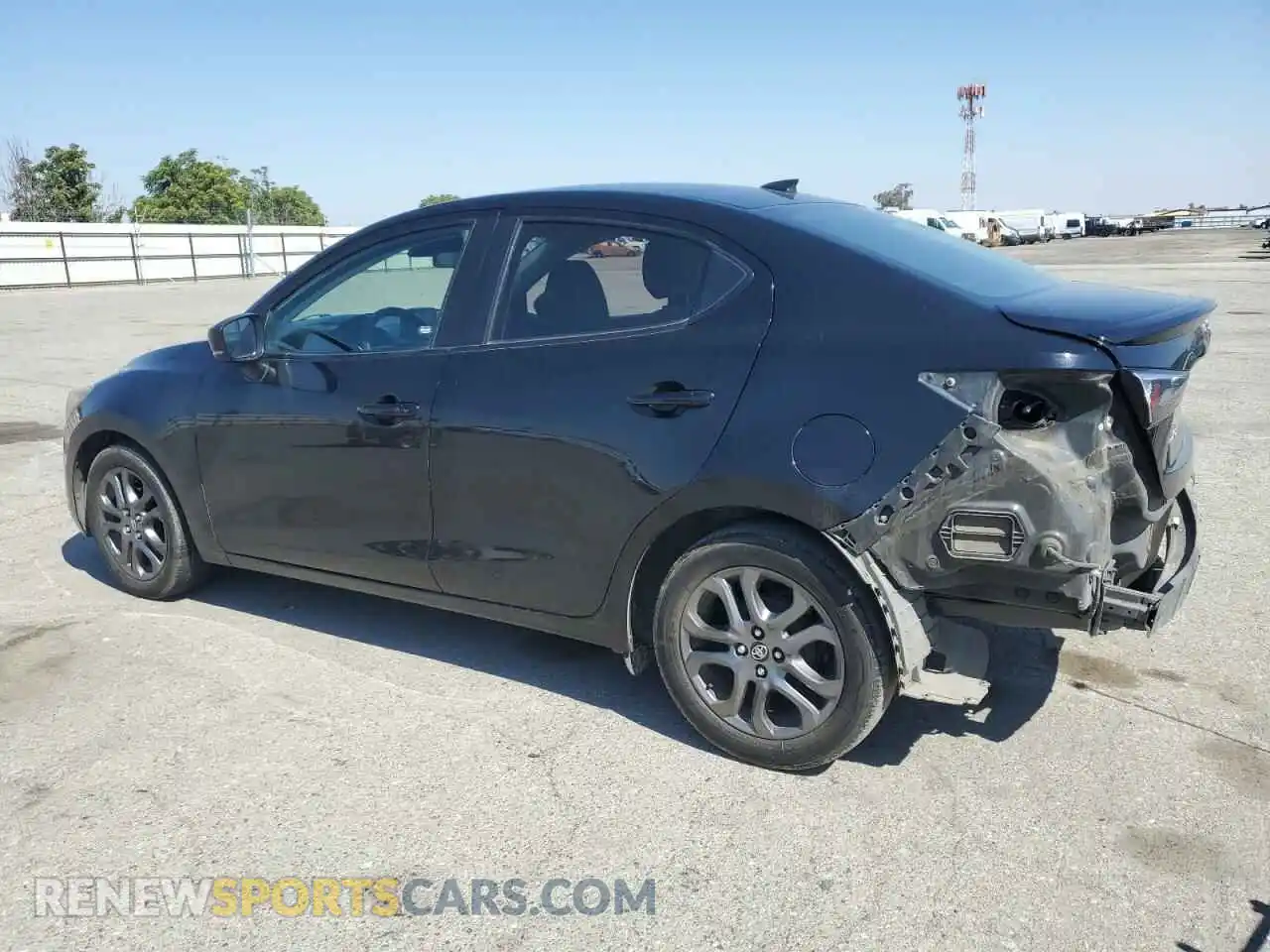 2 fotografías del automóvil dañado 3MYDLBYV0KY505888 TOYOTA YARIS 2019