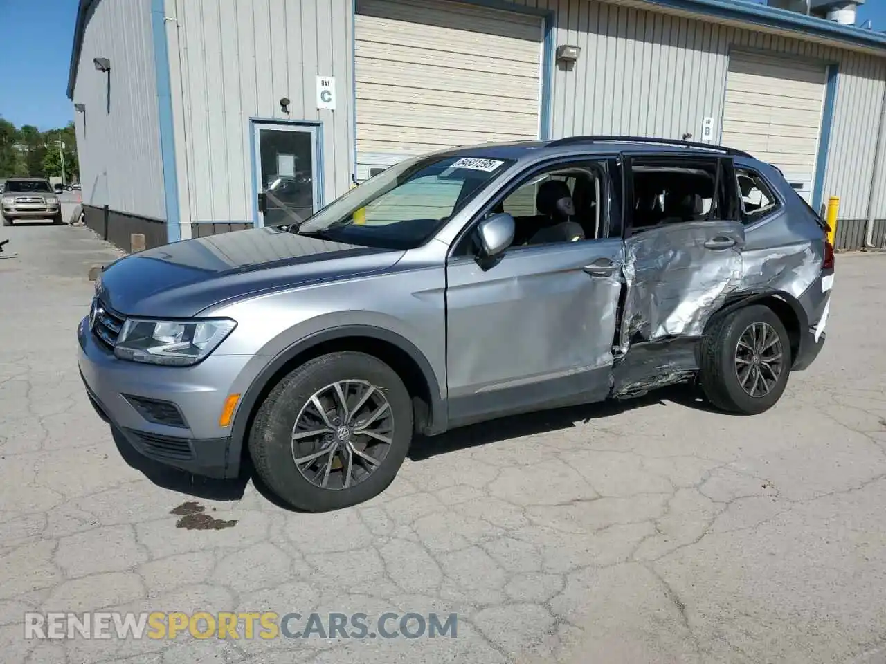 1 Фотография поврежденного автомобиля 3VV3B7AX2LM075653 VOLKSWAGEN TIGUAN 2020