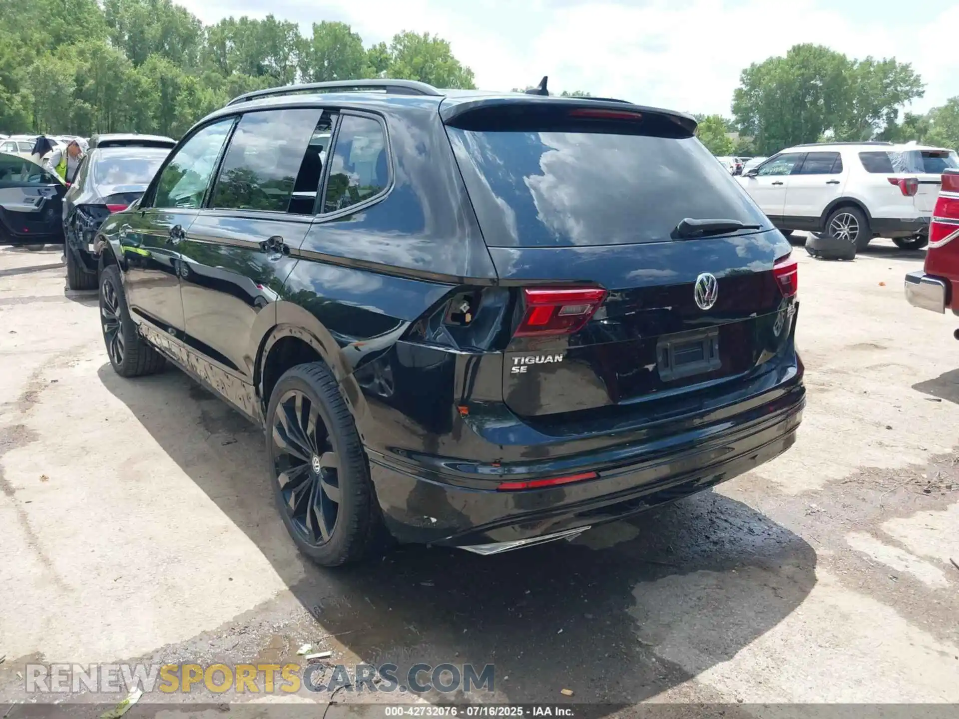 3 Photograph of a damaged car 3VV2B7AX6MM002198 VOLKSWAGEN TIGUAN 2021