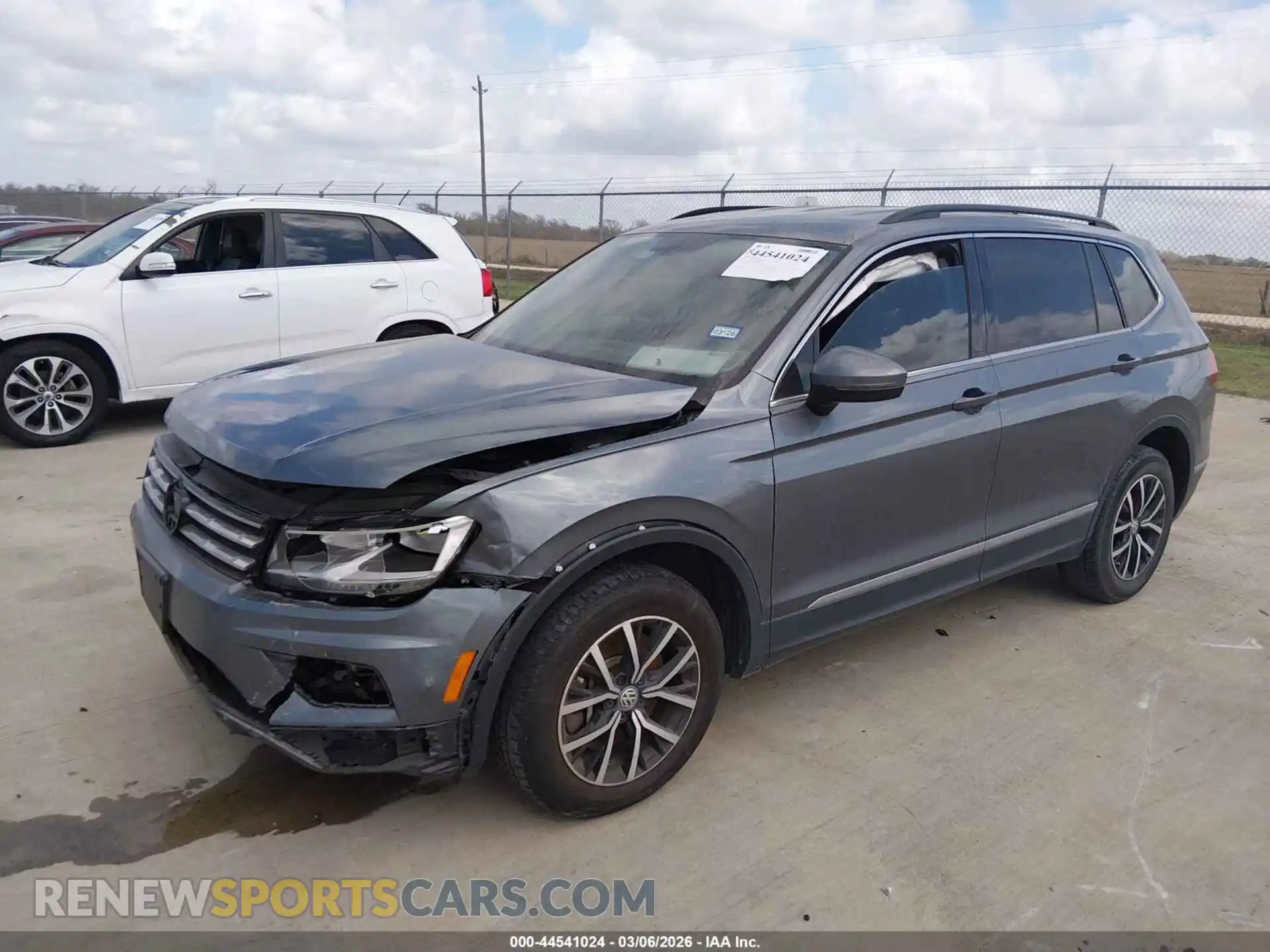 2 fotografías del automóvil dañado 3VV3B7AX6MM011682 VOLKSWAGEN TIGUAN 2021