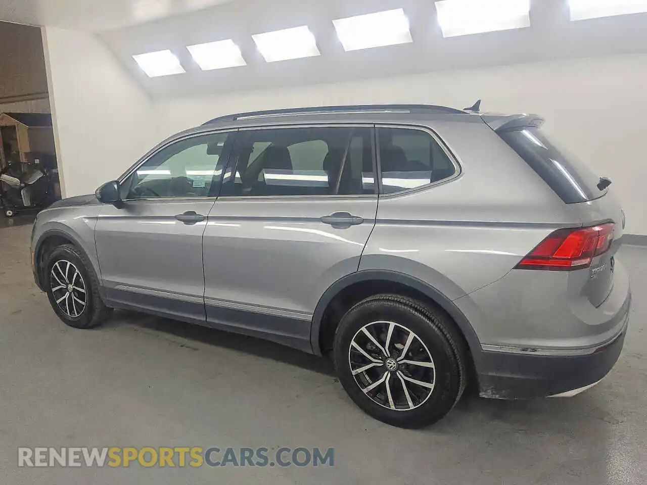 2 Photograph of a damaged car 3VV3B7AX9MM081757 VOLKSWAGEN TIGUAN 2021