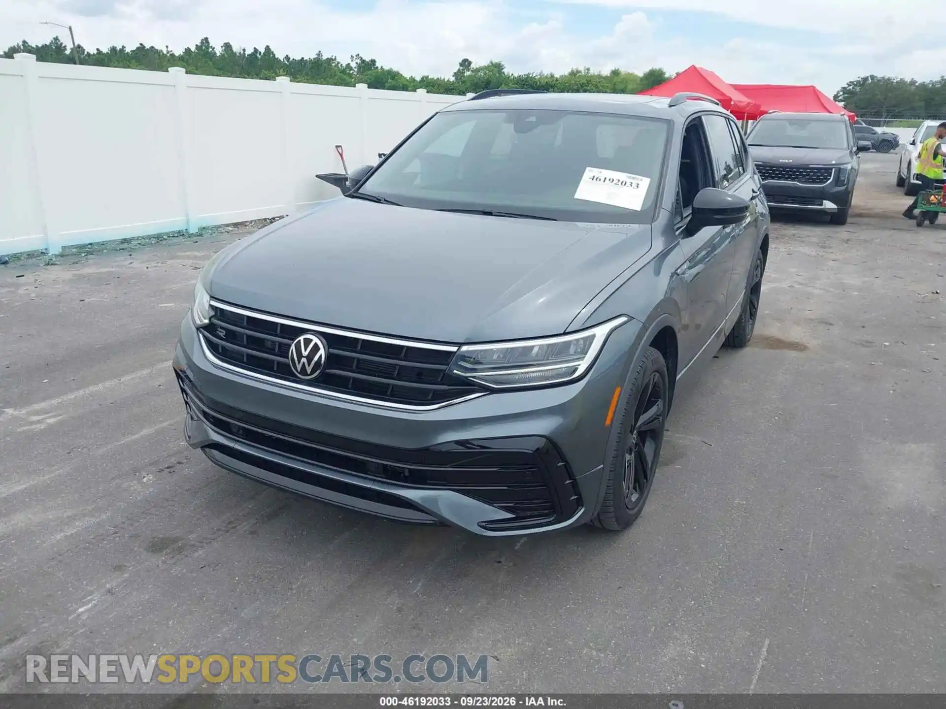 2 fotografías del automóvil dañado 3VVCB7AX3PM131475 VOLKSWAGEN TIGUAN 2023