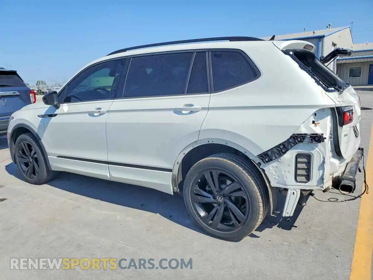 2 fotografías del automóvil dañado 3VVCB7AX8PM129401 VOLKSWAGEN TIGUAN 2023