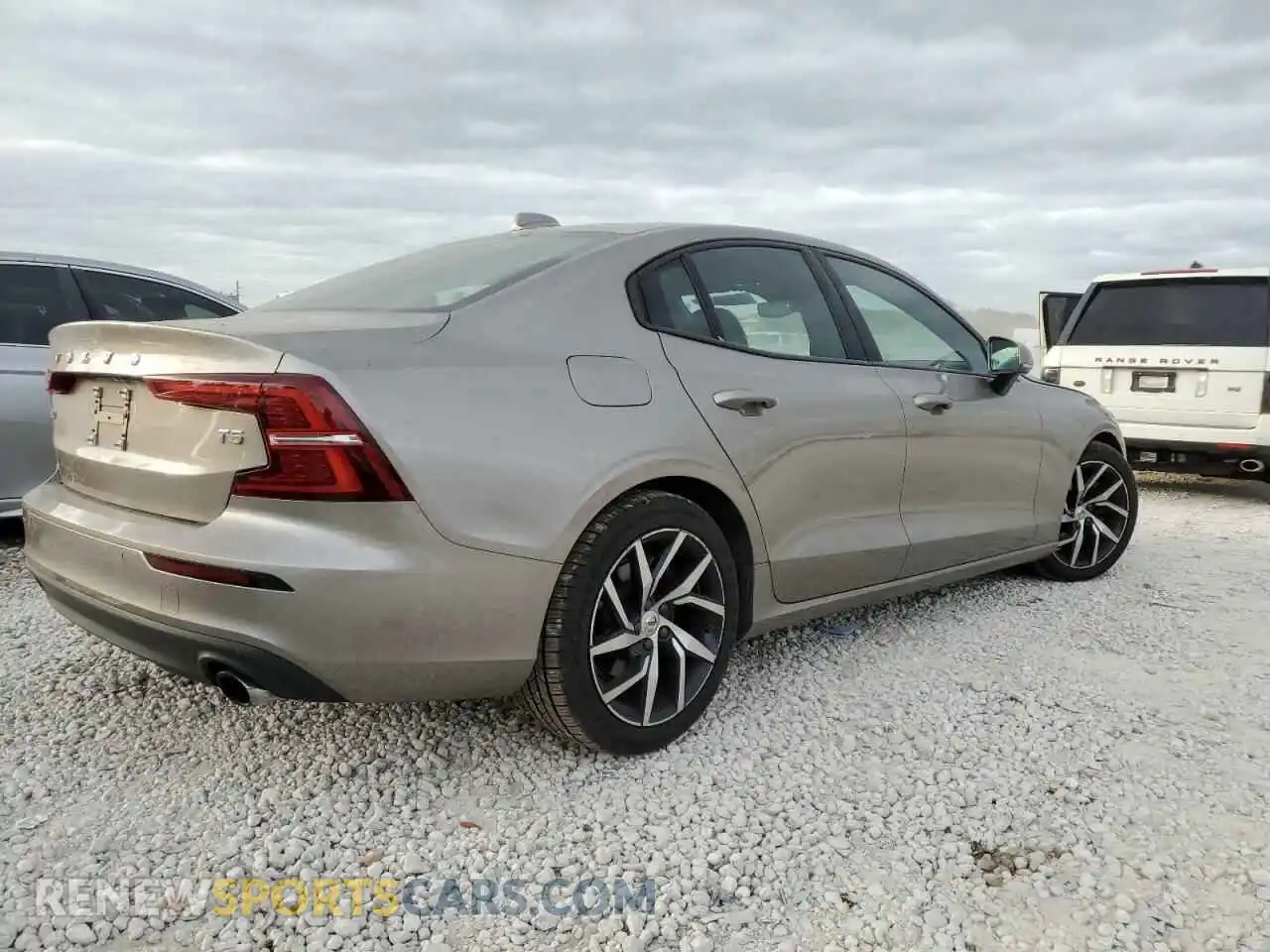 3 Photograph of a damaged car 7JR102FK2KG010033 VOLVO S60 2019