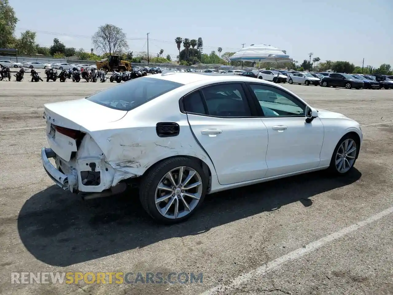 3 Photograph of a damaged car 7JR102FK2KG015698 VOLVO S60 2019