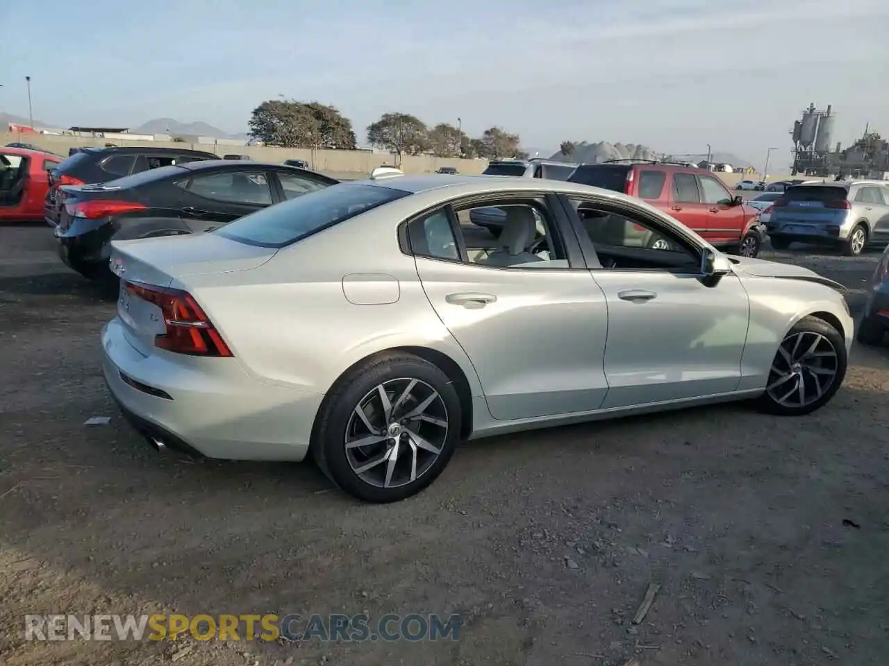 3 Photograph of a damaged car 7JR102FK5KG010818 VOLVO S60 2019