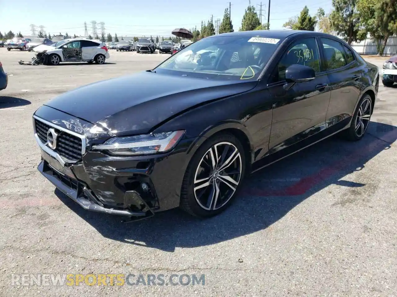 2 fotografías del automóvil dañado 7JR102FM4KG017163 VOLVO S60 2019