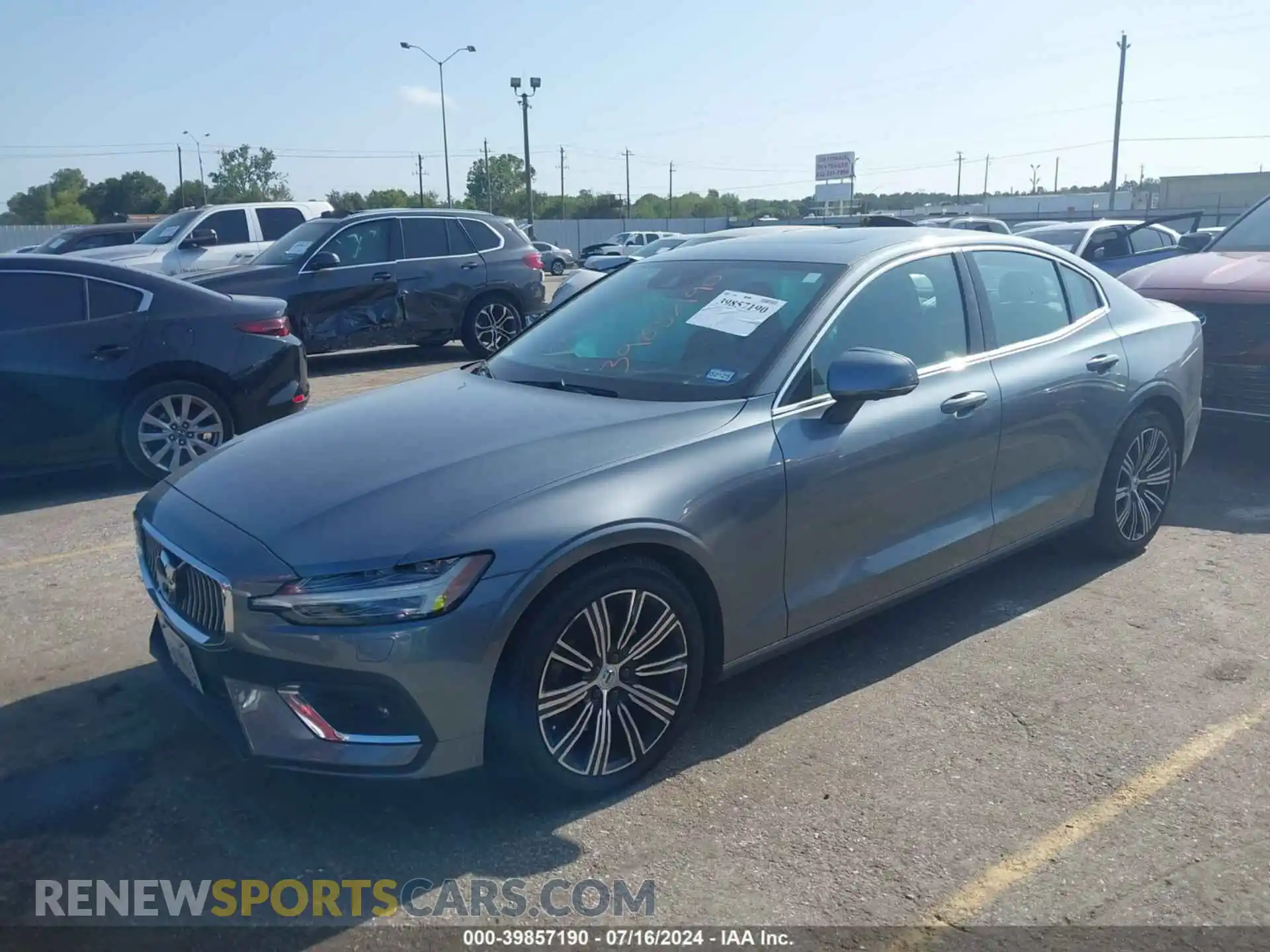 2 fotografías del automóvil dañado 7JR102FL4LG057994 VOLVO S60 2020
