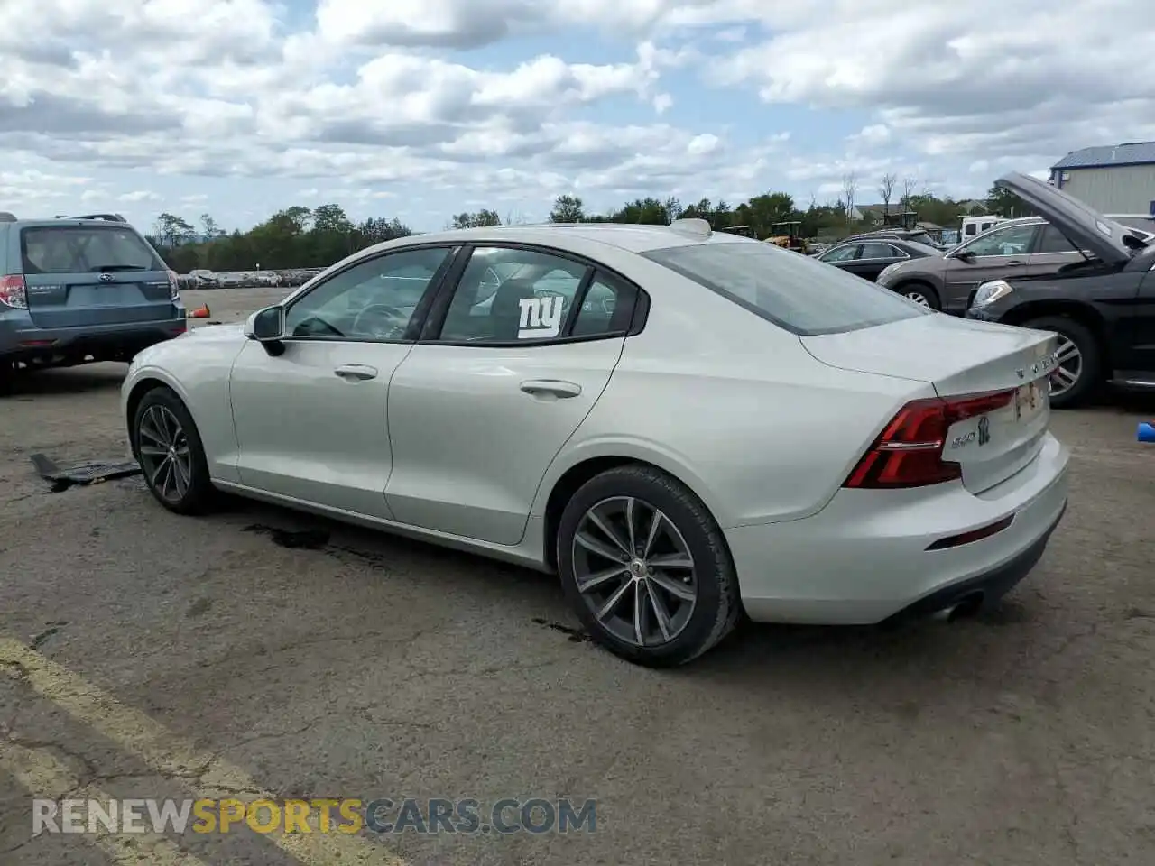 2 fotografías del automóvil dañado 7JR102FK5MG093492 VOLVO S60 2021