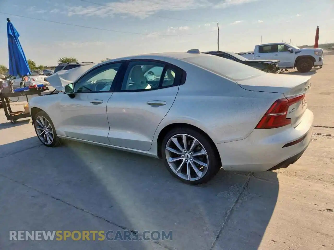 2 fotografías del automóvil dañado 7JR102FK6MG093517 VOLVO S60 2021