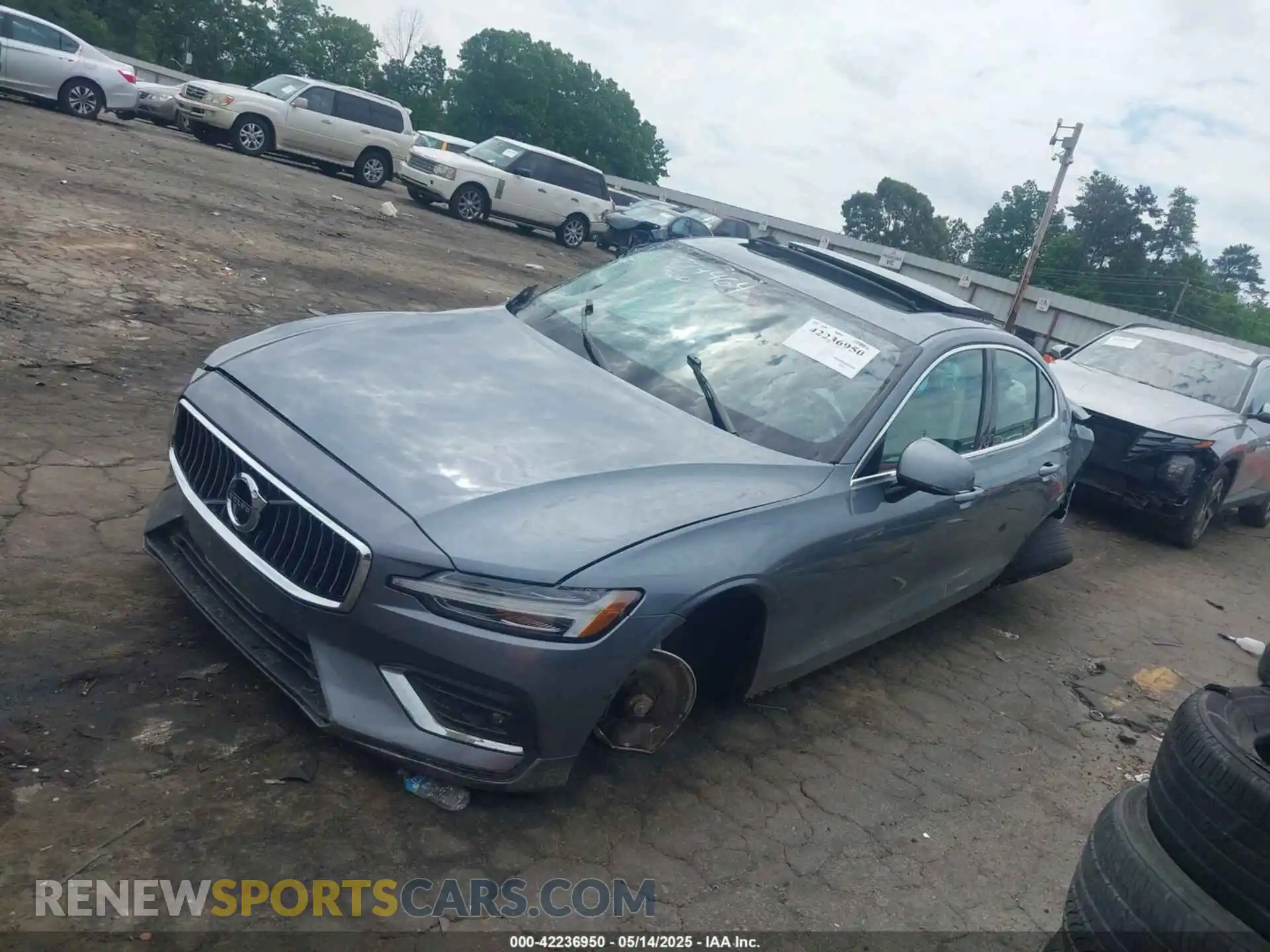 2 fotografías del automóvil dañado 7JR102FL3MG122965 VOLVO S60 2021