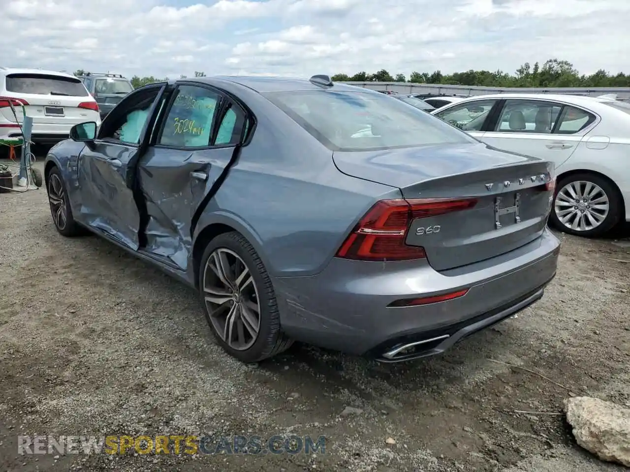 3 Photograph of a damaged car 7JR102FM7MG095049 VOLVO S60 2021