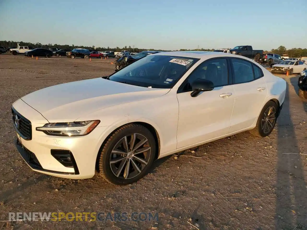 1 Photograph of a damaged car 7JR102FZ0MG118375 VOLVO S60 2021
