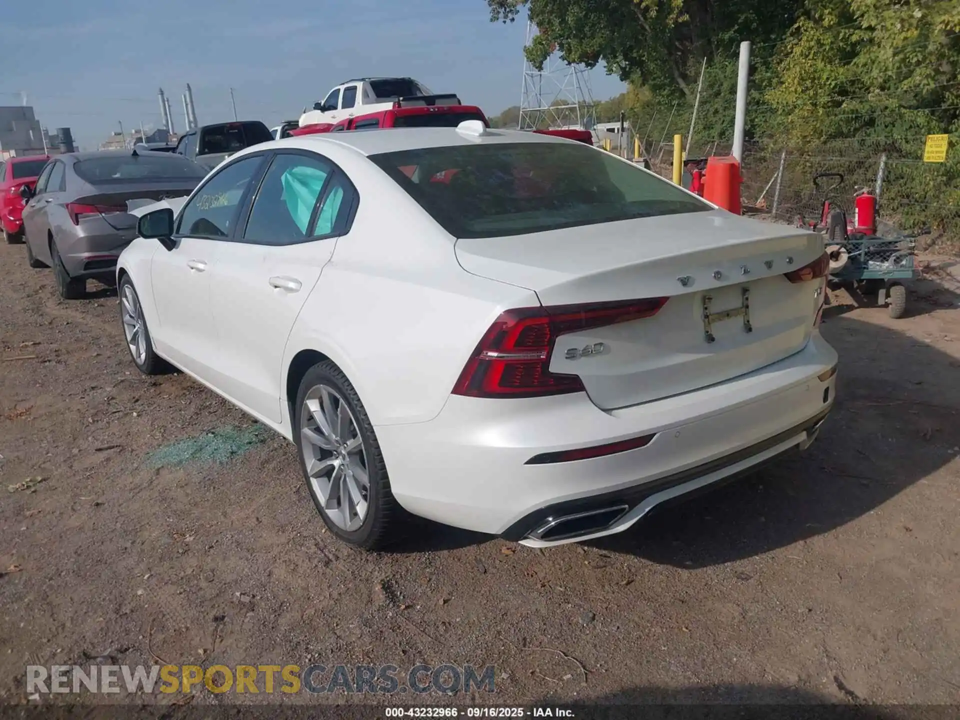 3 Photograph of a damaged car 7JR102FZ1MG108776 VOLVO S60 2021