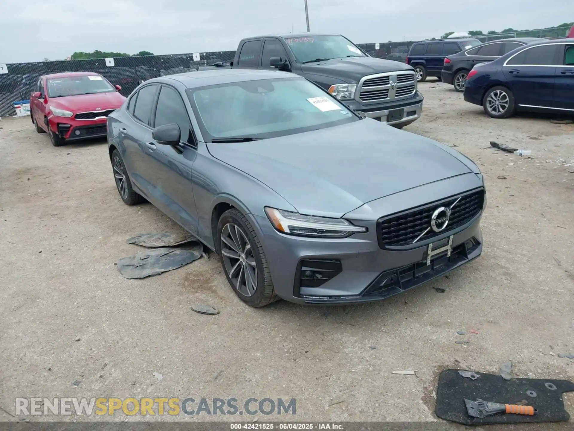 1 Photograph of a damaged car 7JR102FZ4MG108934 VOLVO S60 2021