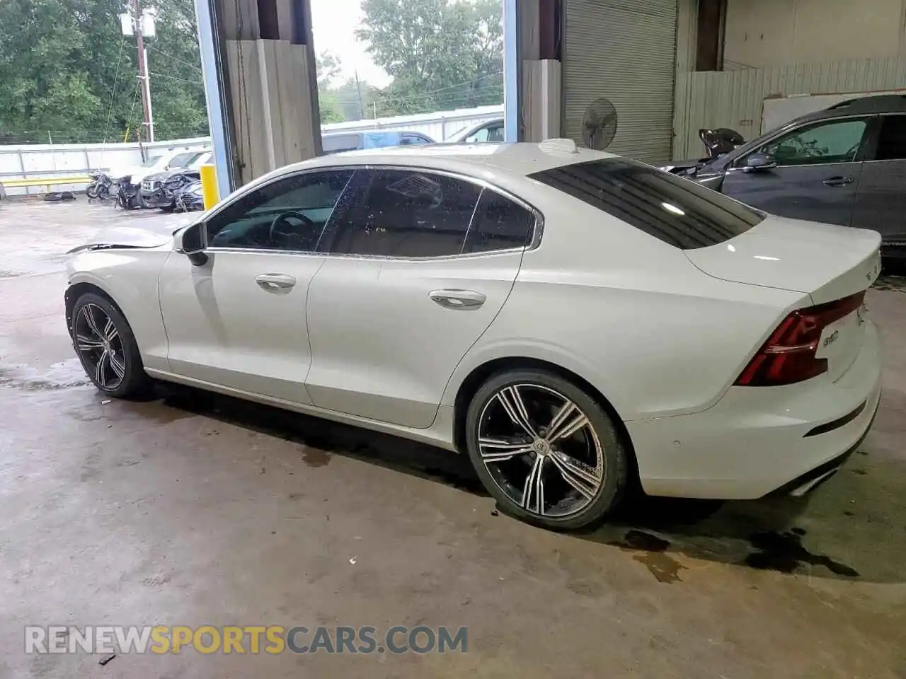 2 Photograph of a damaged car 7JR102TL0MG112303 VOLVO S60 2021
