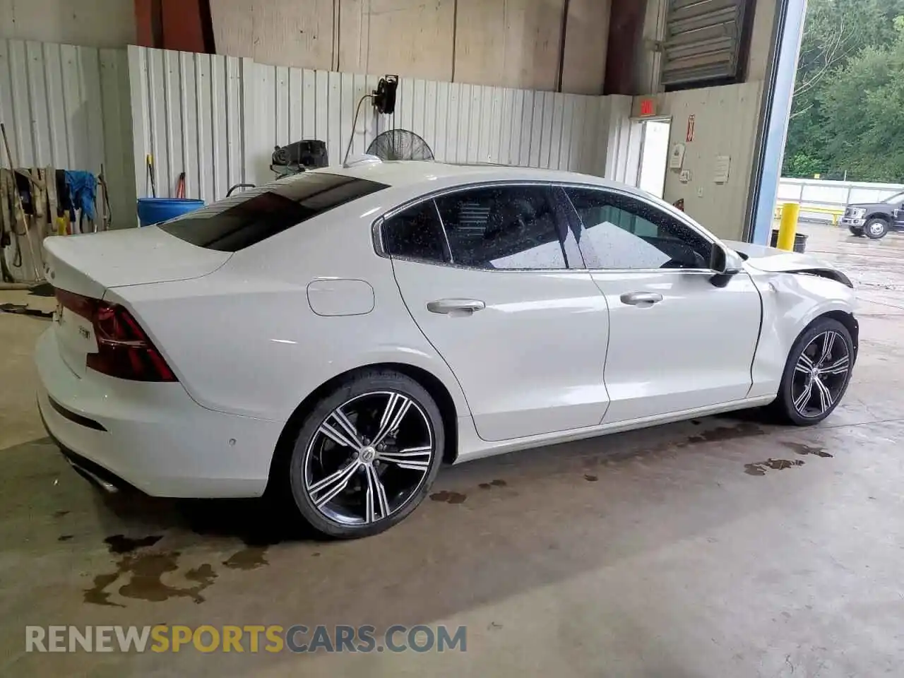 3 Photograph of a damaged car 7JR102TL0MG112303 VOLVO S60 2021
