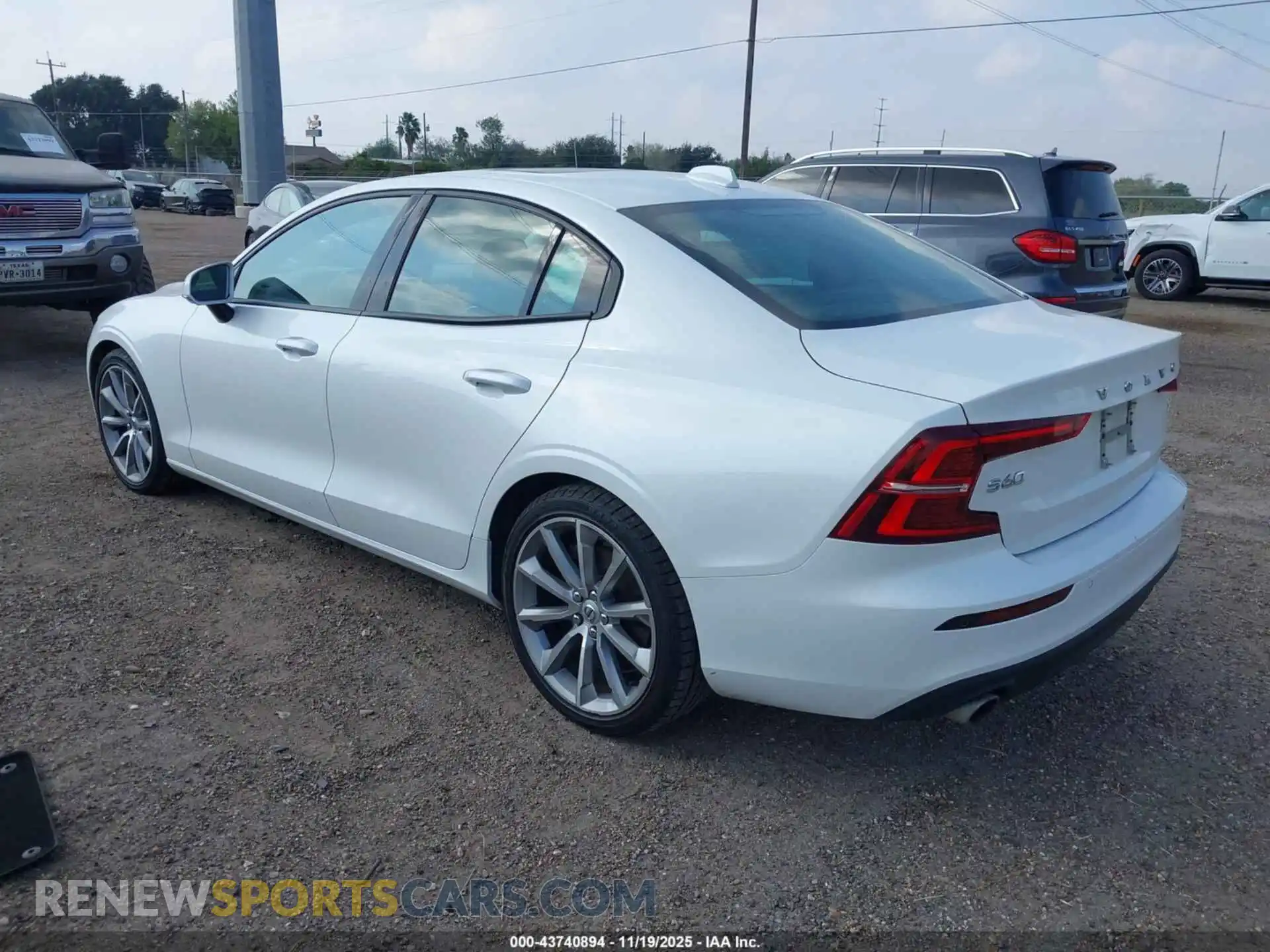 3 Photograph of a damaged car 7JRA22TK5MG081731 VOLVO S60 2021