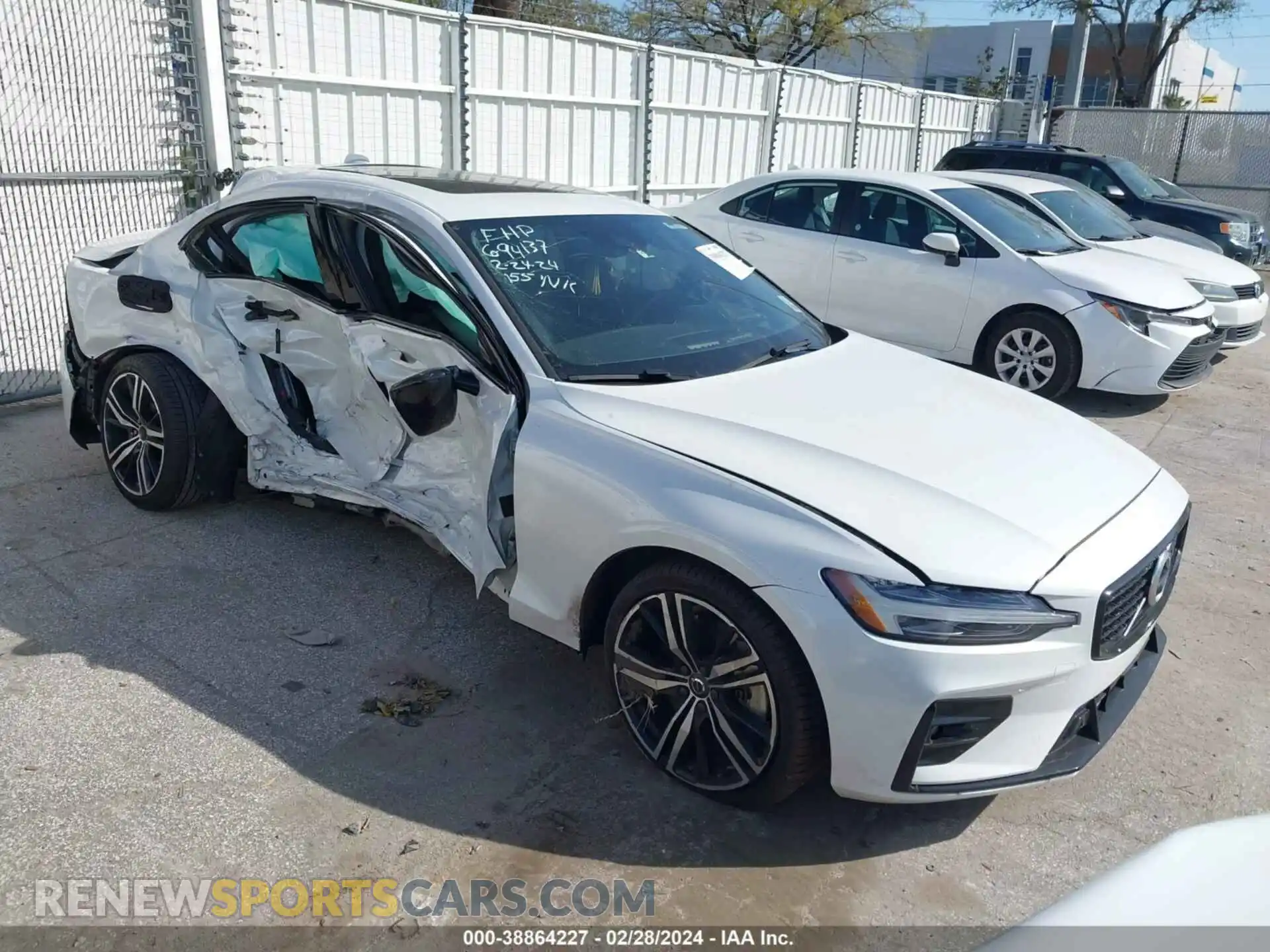 1 Photograph of a damaged car 7JRA22TM3MG092468 VOLVO S60 2021