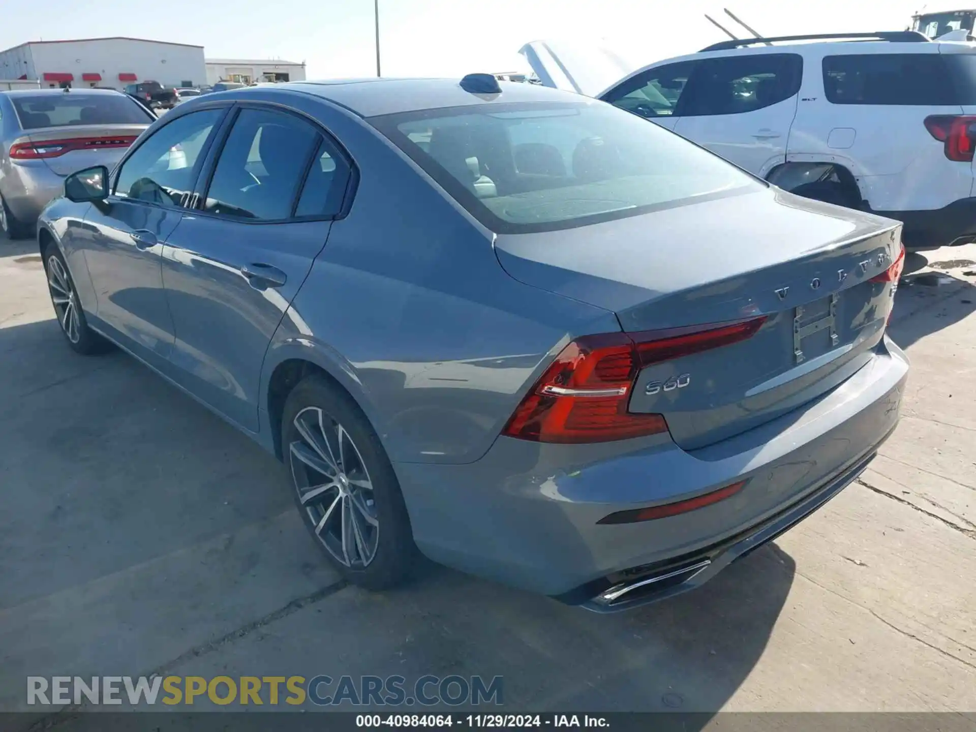 3 Photograph of a damaged car 7JRL12FZ1NG192931 VOLVO S60 2022