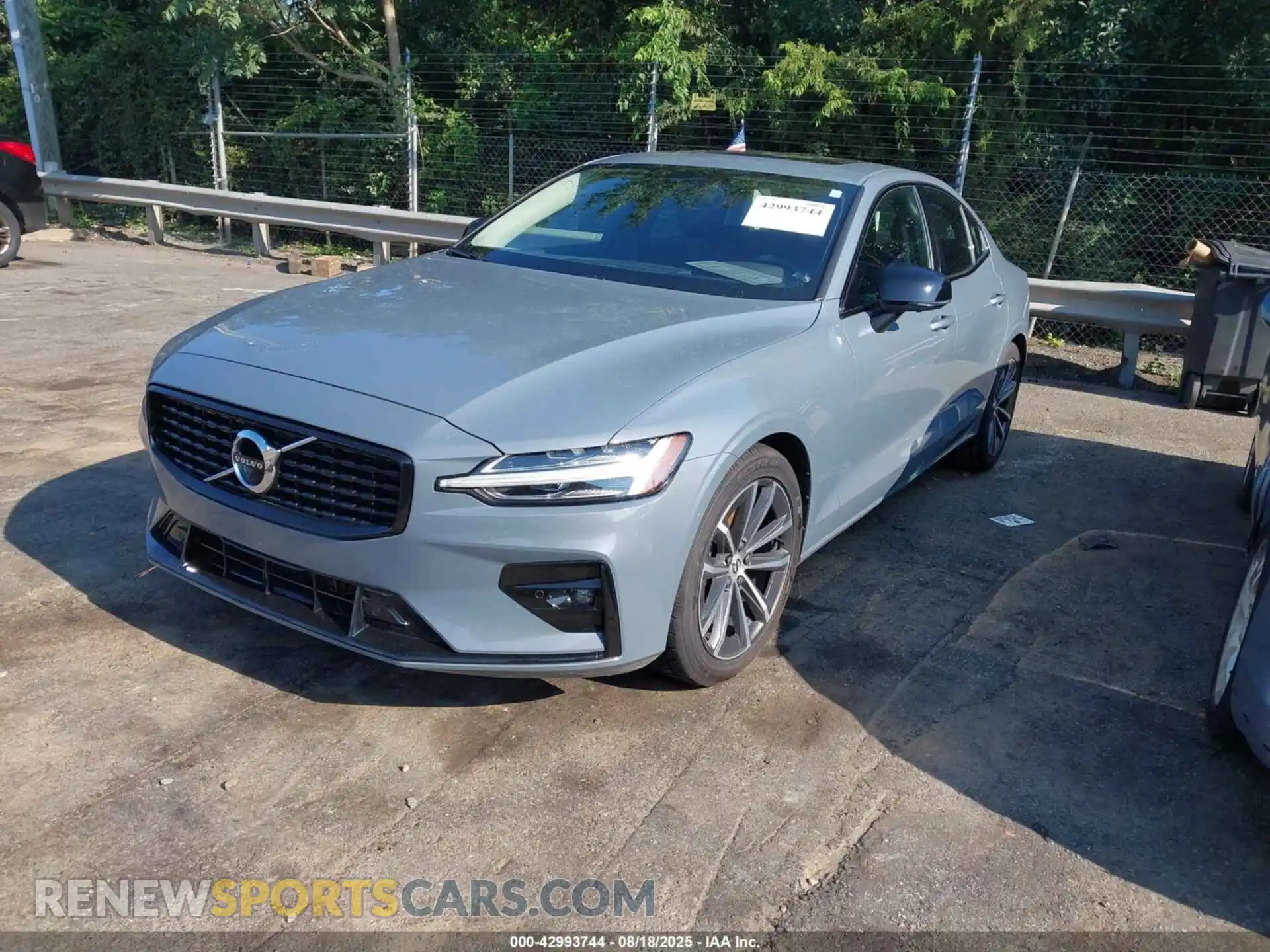 2 Photograph of a damaged car 7JRL12FZ2NG189813 VOLVO S60 2022