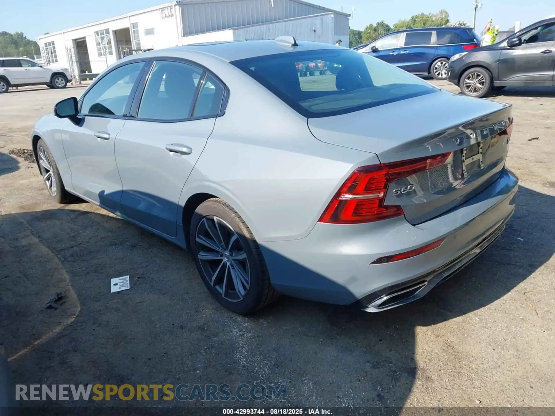 3 Photograph of a damaged car 7JRL12FZ2NG189813 VOLVO S60 2022