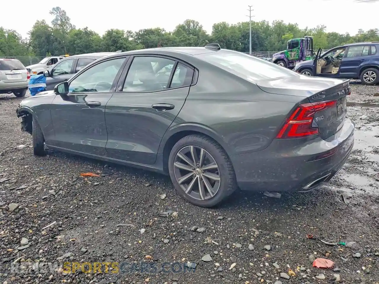 2 fotografías del automóvil dañado 7JRL12FZXNG161659 VOLVO S60 2022
