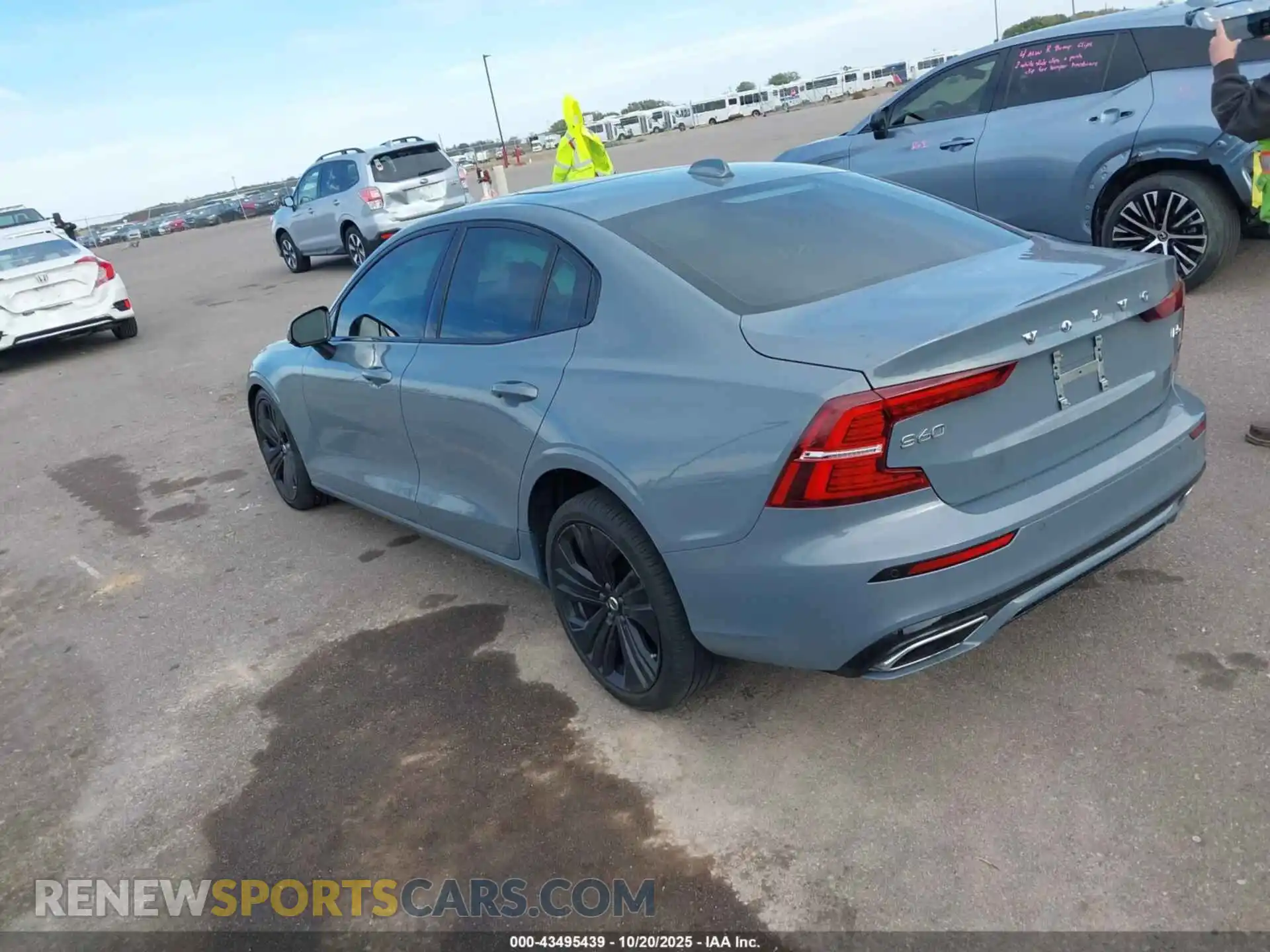 3 Photograph of a damaged car 7JRL12FZXNG163041 VOLVO S60 2022