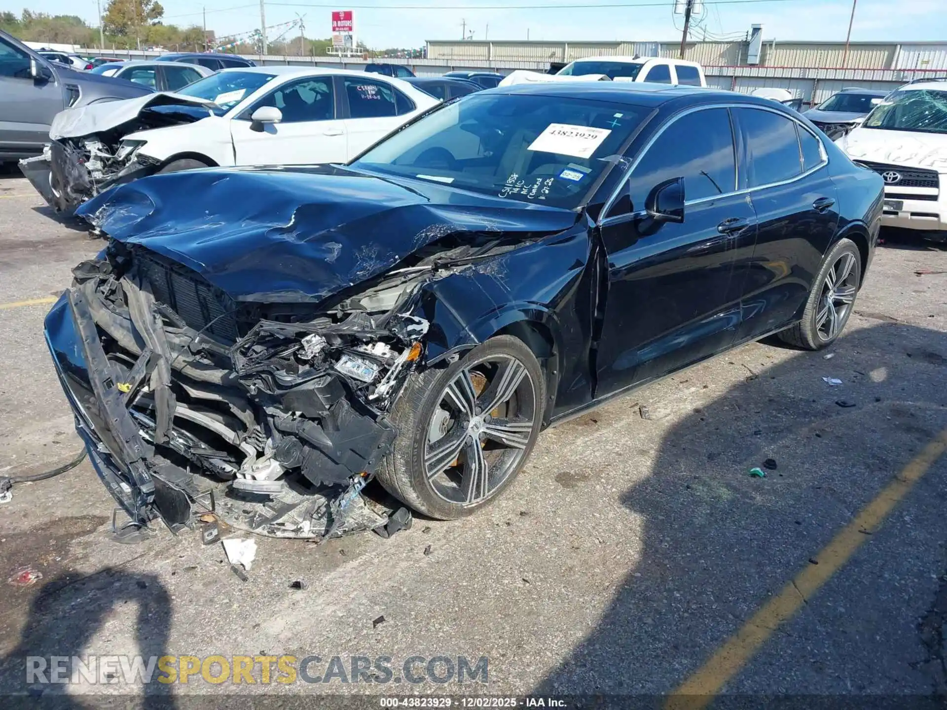 2 Photograph of a damaged car 7JRL12TL8NG177410 VOLVO S60 2022