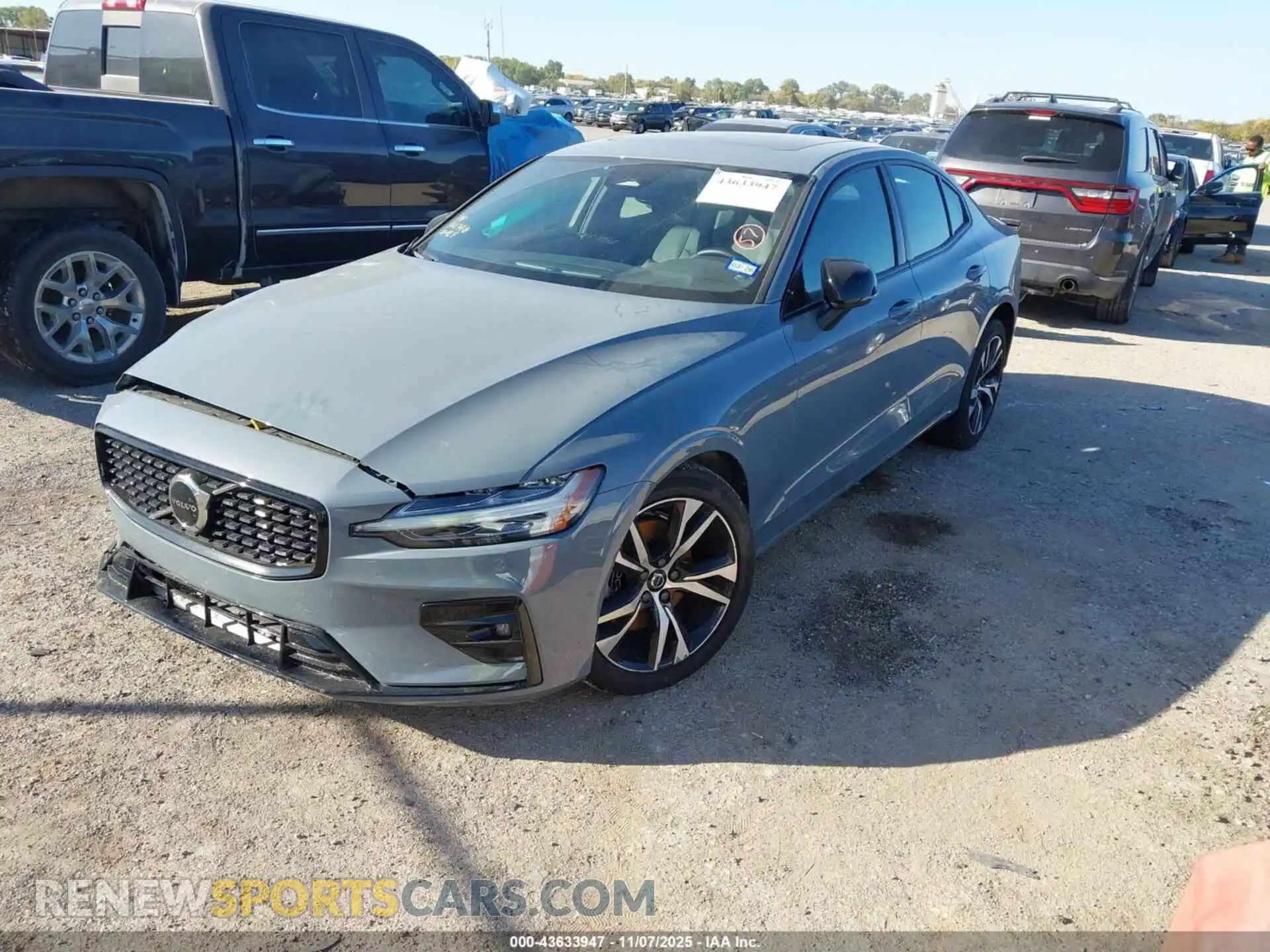 2 fotografías del automóvil dañado 7JRL12FK4RG321320 VOLVO S60 2024