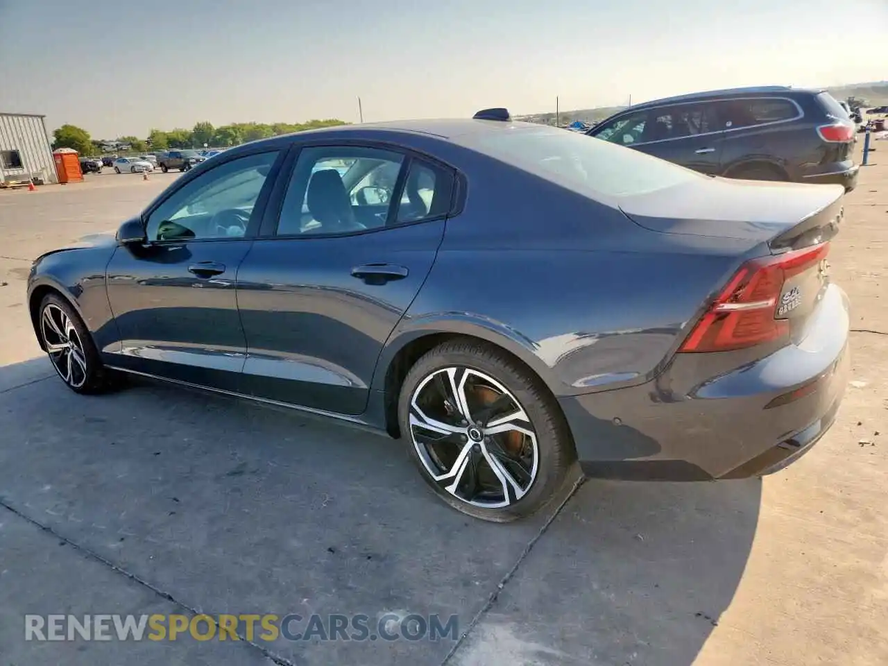 2 fotografías del automóvil dañado 7JRL12FL6RG306746 VOLVO S60 2024