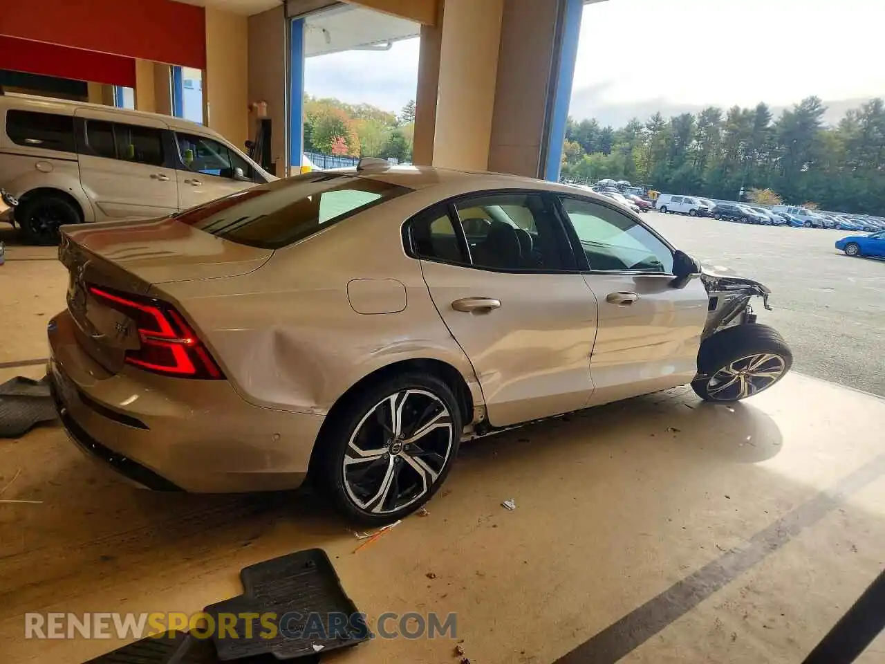 3 Фотография поврежденного автомобиля 7JRL12TM9RG323022 VOLVO S60 2024