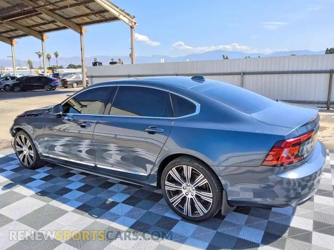 2 fotografías del automóvil dañado LVY062MF5RP387019 VOLVO S90 2024