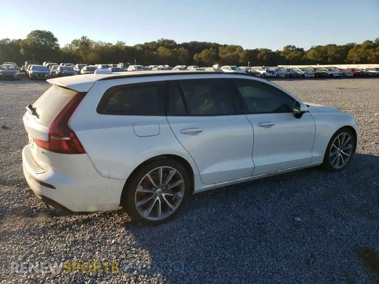 3 Photograph of a damaged car YV1102EK7L2375882 VOLVO V60 2020