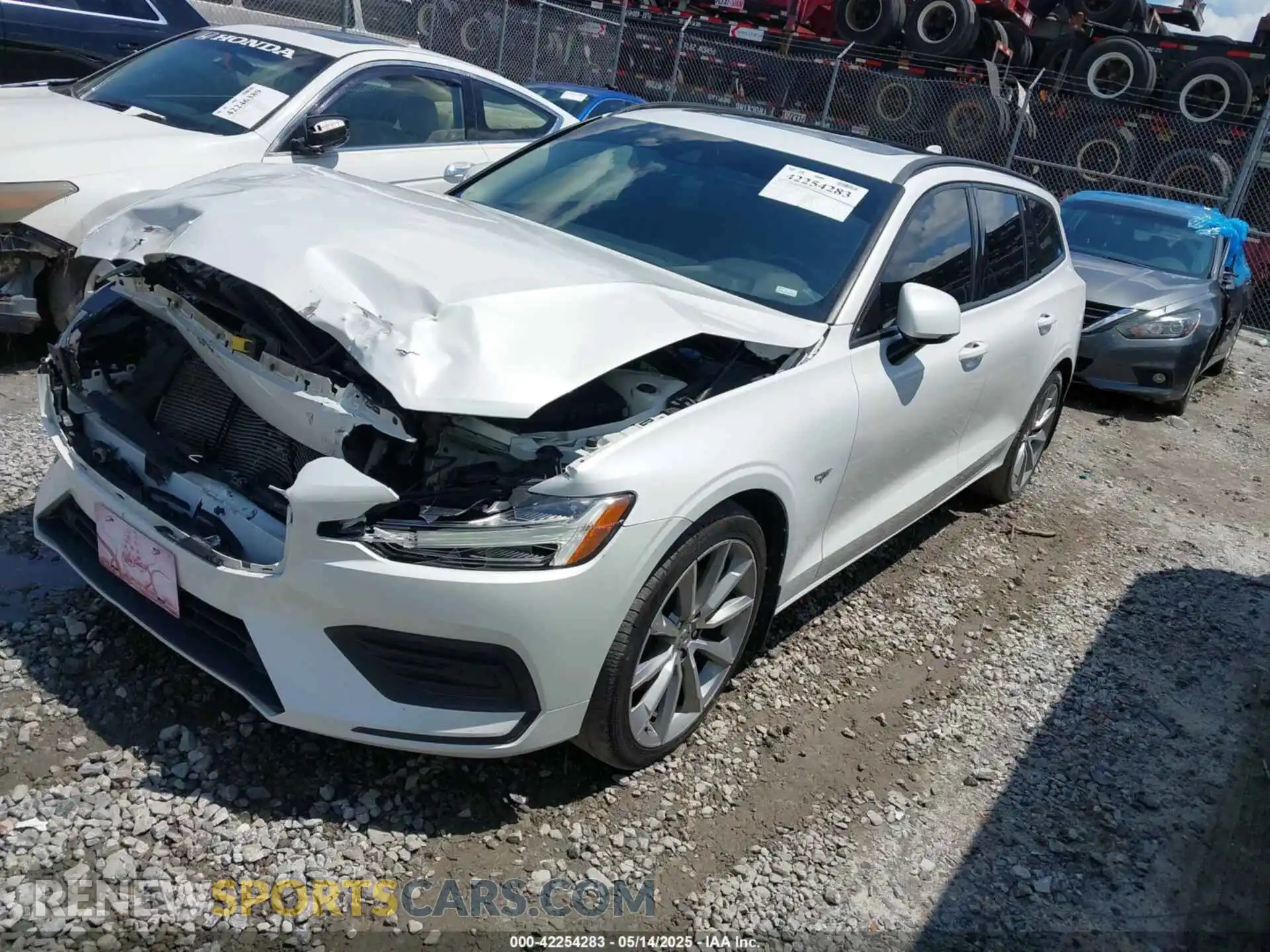 2 Photograph of a damaged car YV1102EKXL2398556 VOLVO V60 2020