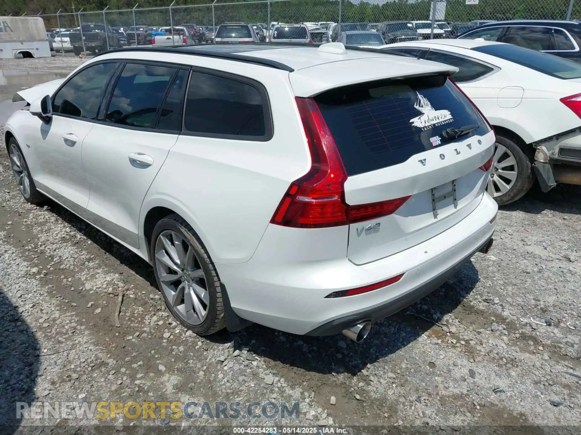 3 Photograph of a damaged car YV1102EKXL2398556 VOLVO V60 2020